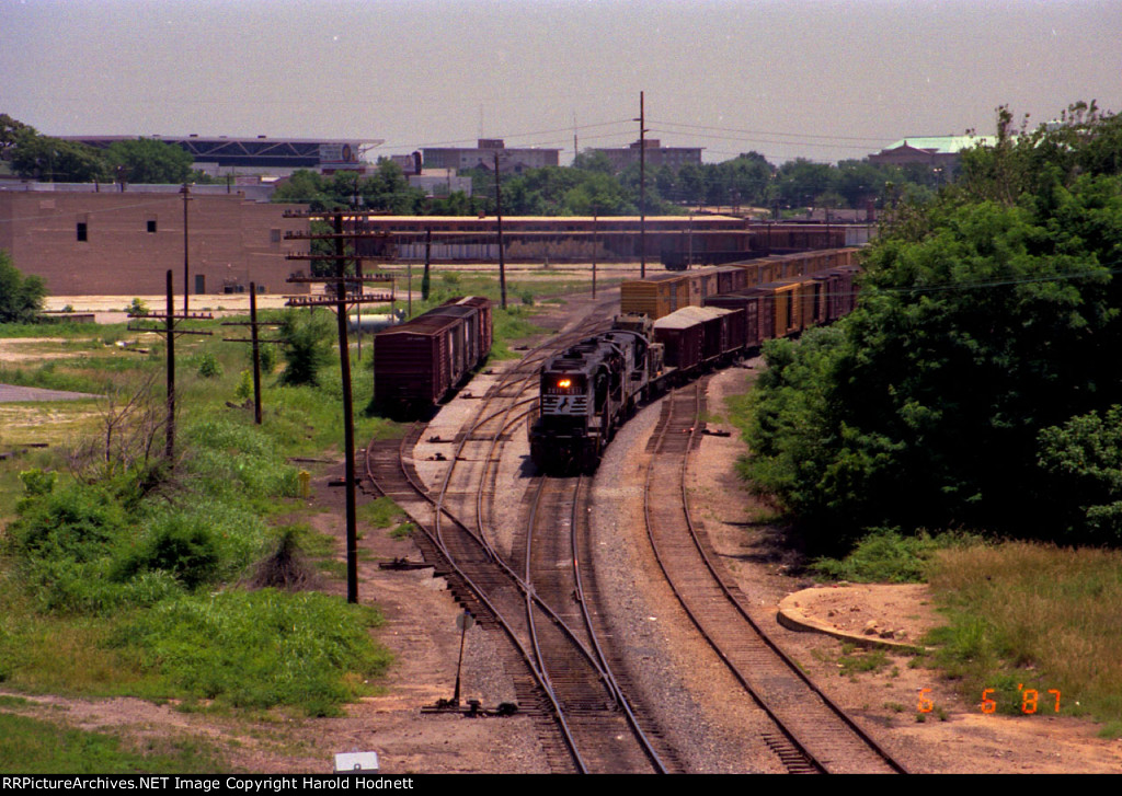 NS 2611 leads a cut of cars toward Boylan